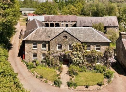 Henllys Estate B And B Лландовери Экстерьер фото